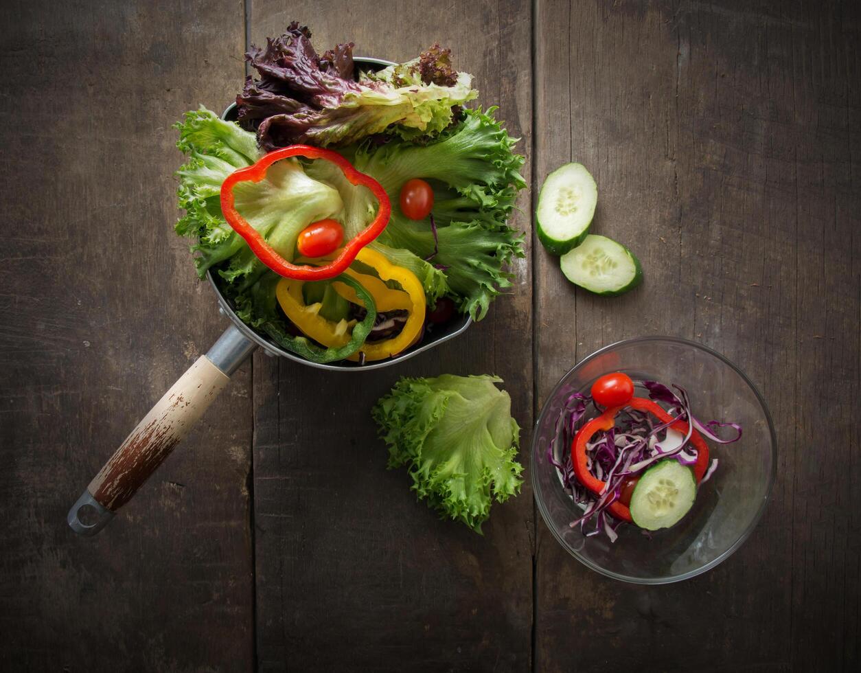 vista de cima da salada vegetariana é café da manhã saudável, tomate, alface foto