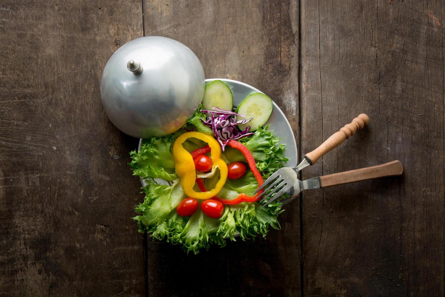 vista de cima da salada vegetariana é café da manhã saudável, tomate, alface foto