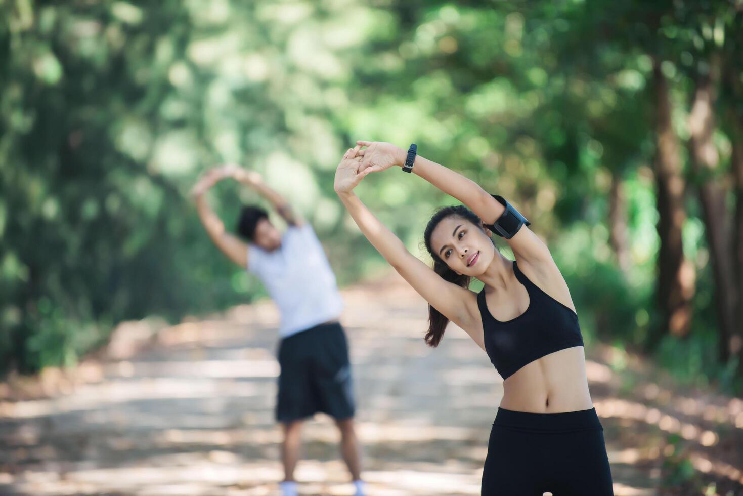 homem e mulher alongando-se juntos no parque. foto