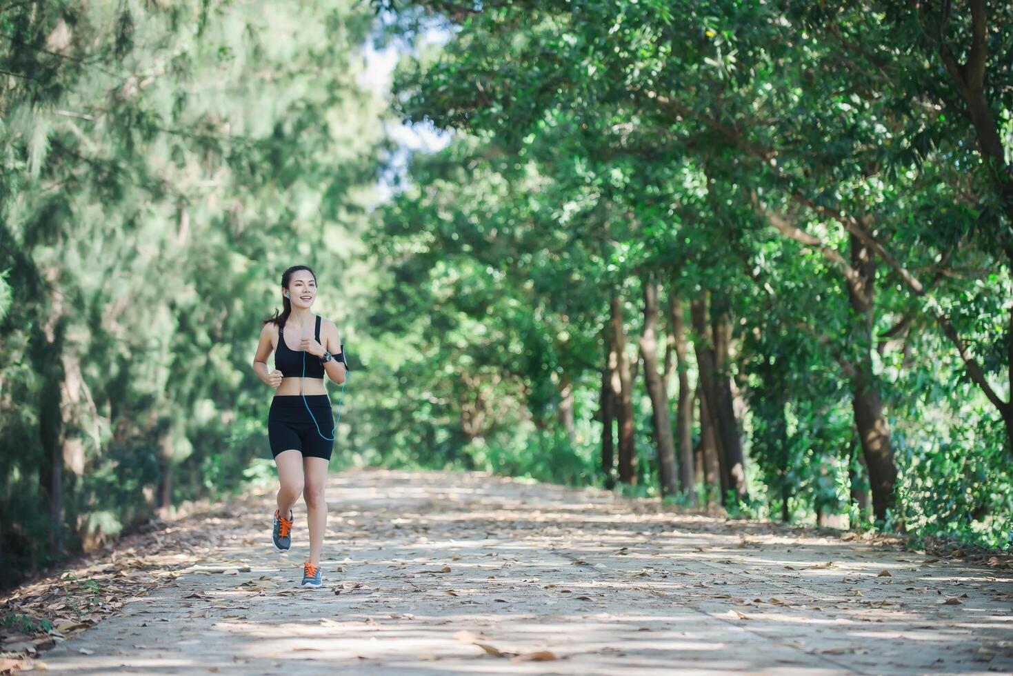 mulher jovem aptidão correndo no parque. foto