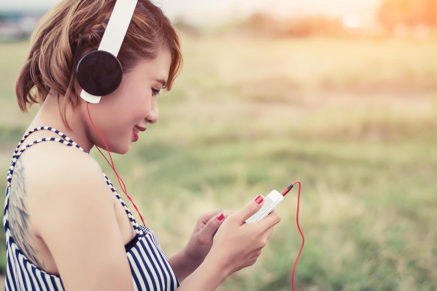mulher sexy relaxada respirando e ouvindo música em um smartphone foto