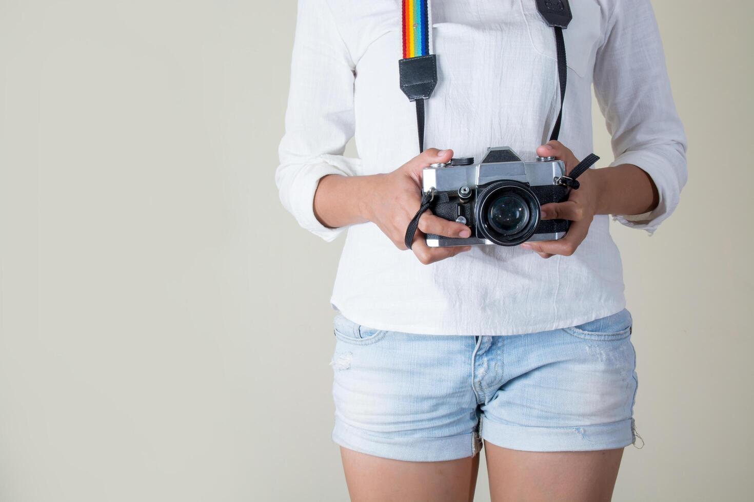 bela jovem fotógrafa segurando uma câmera retro foto