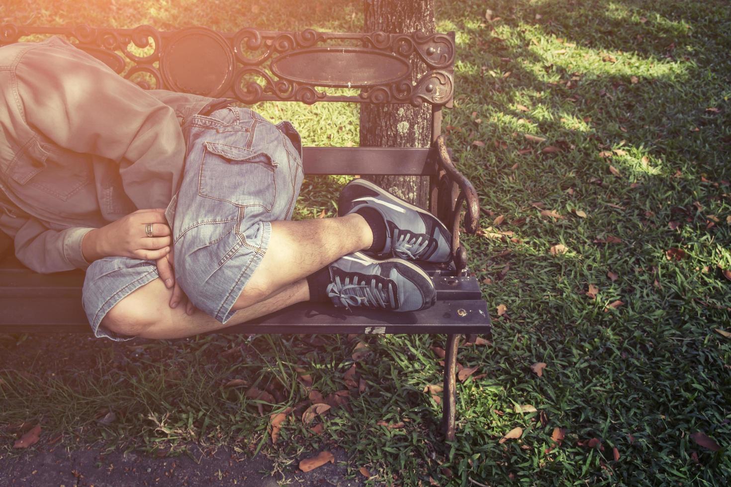 morador de rua dorme no parque foto