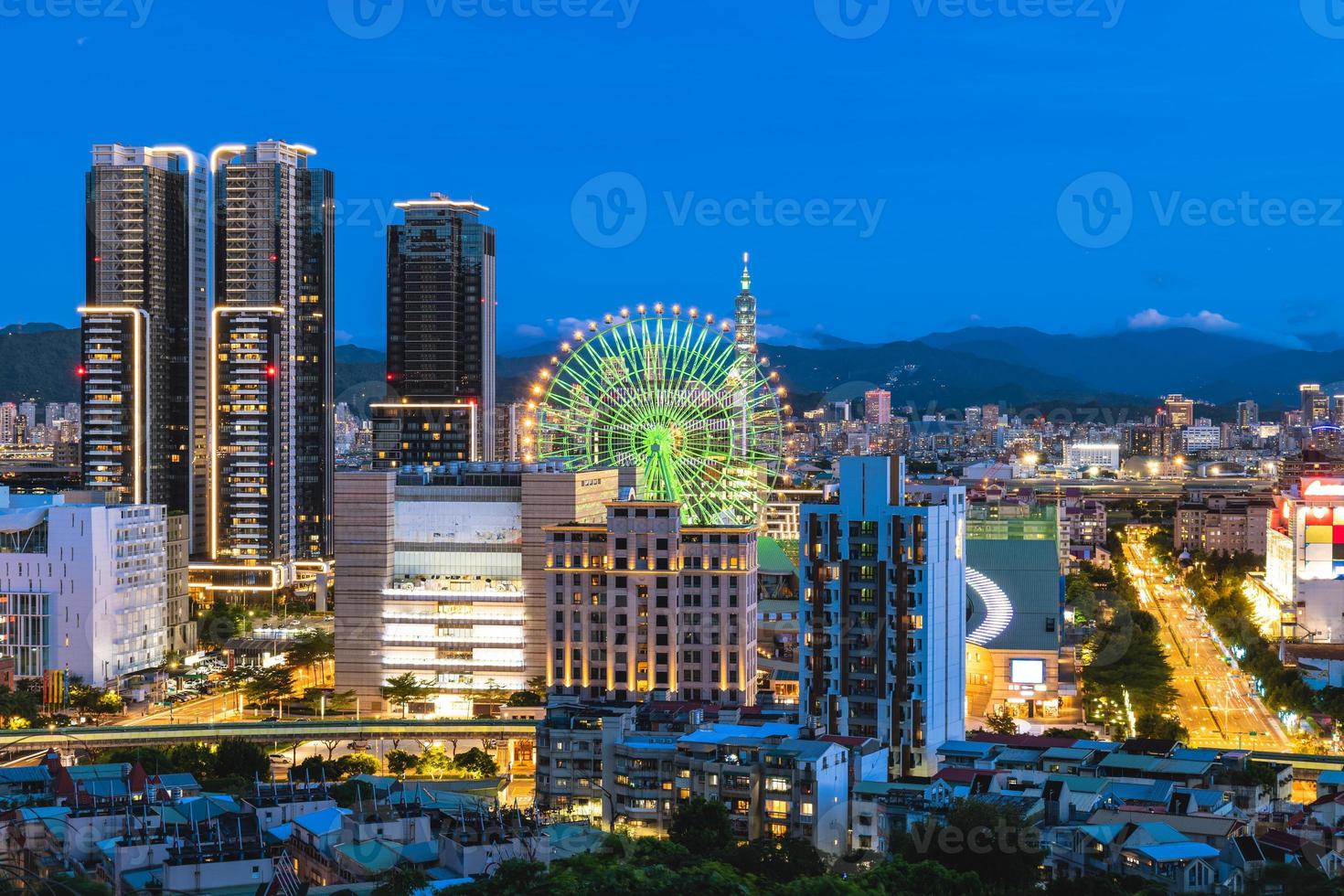 horizonte da cidade de taipei em taiwan à noite foto