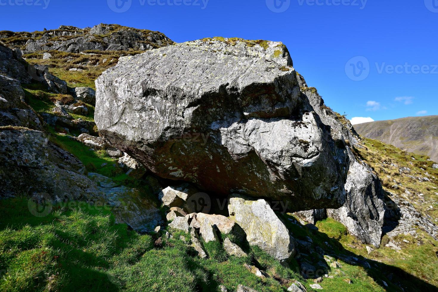 pedra pendurada na encosta da base marrom foto