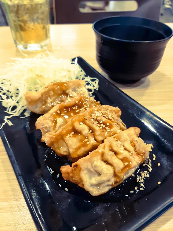 lanche de gyoza ou bolinhos com molho de soja foto