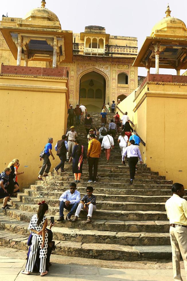 jaipur, índia - 11 de novembro de 2019, turistas subindo as escadas do forte âmbar foto