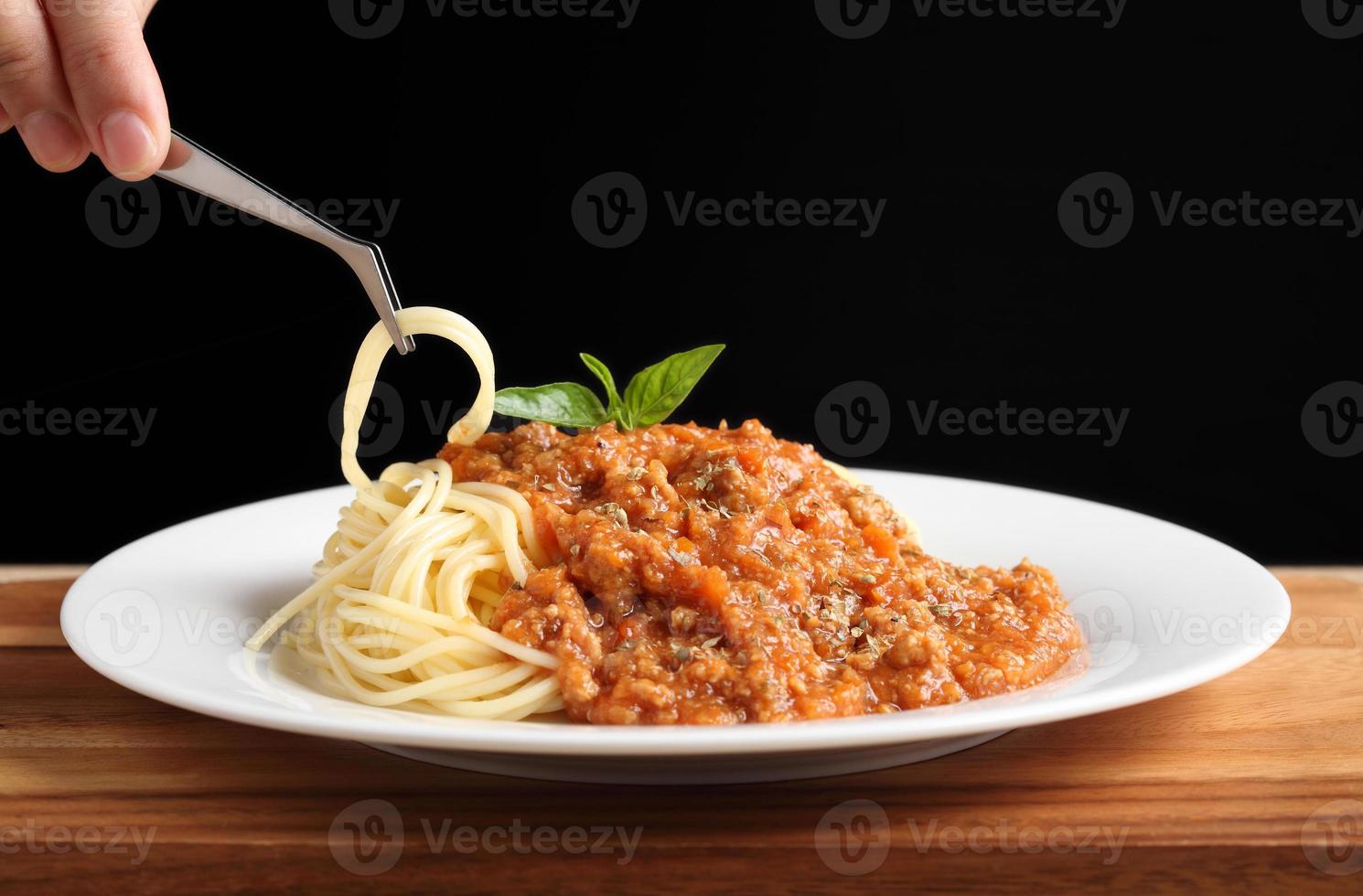 estilista de comida usa pinças para decorar comida italiana foto