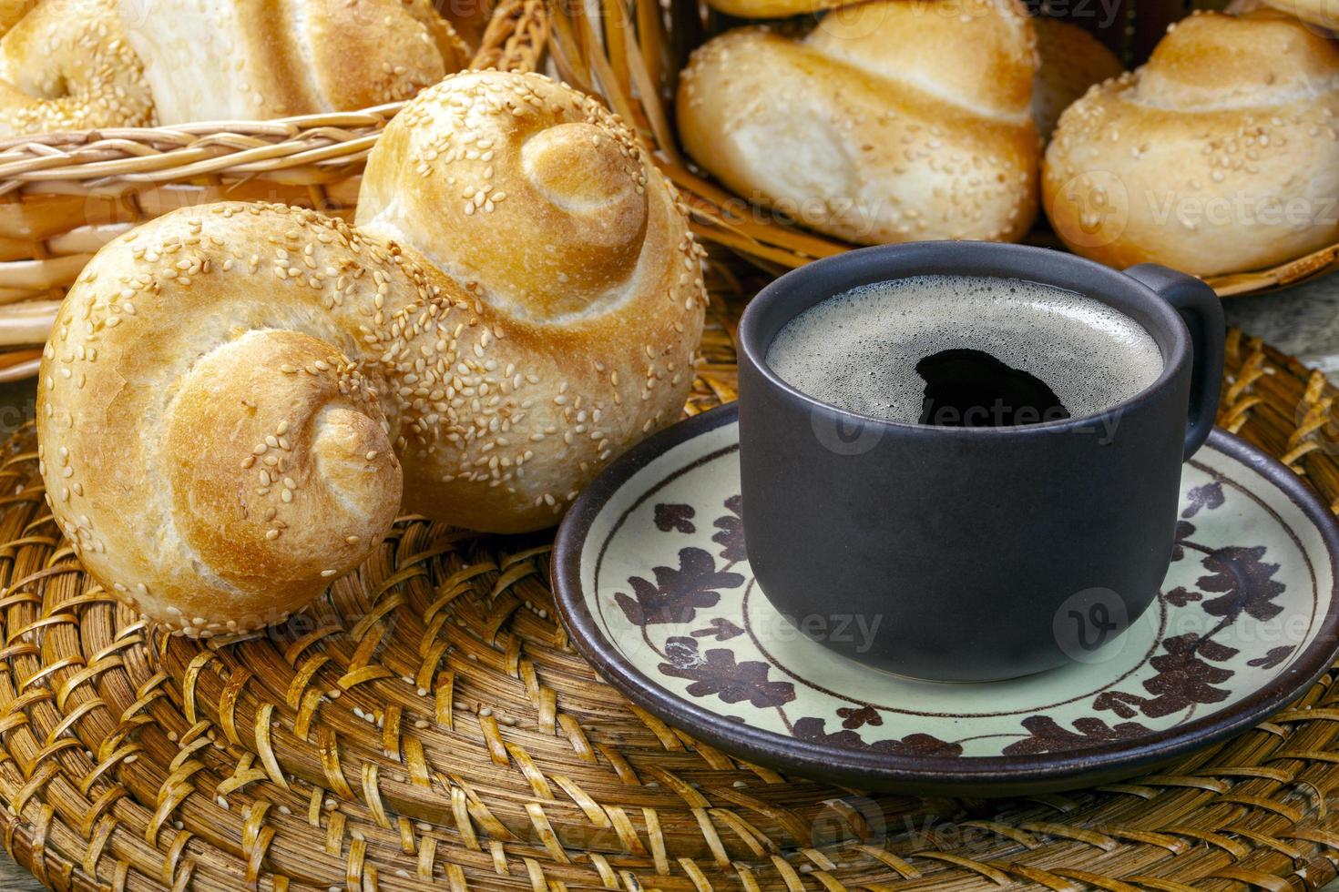 café da manhã com café e pão foto