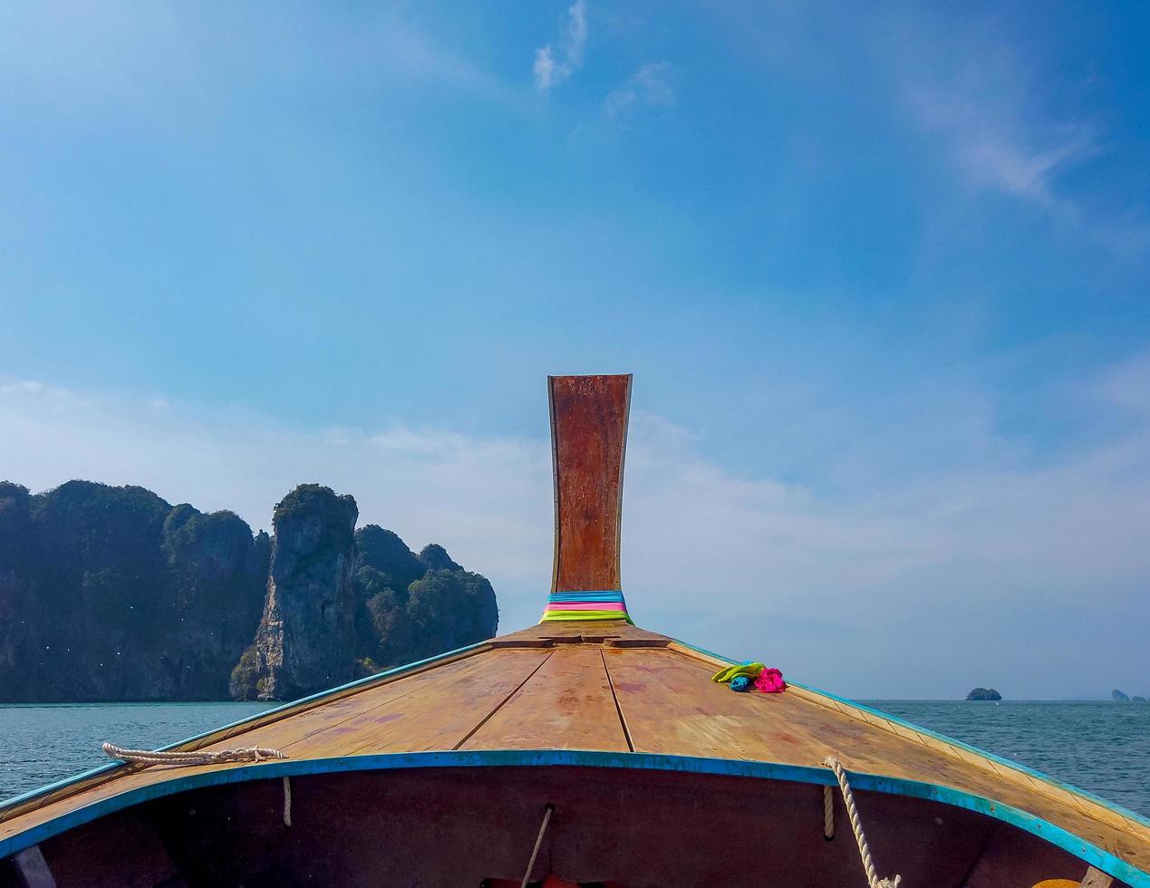 barcos tradicionais na ilha phi phi foto