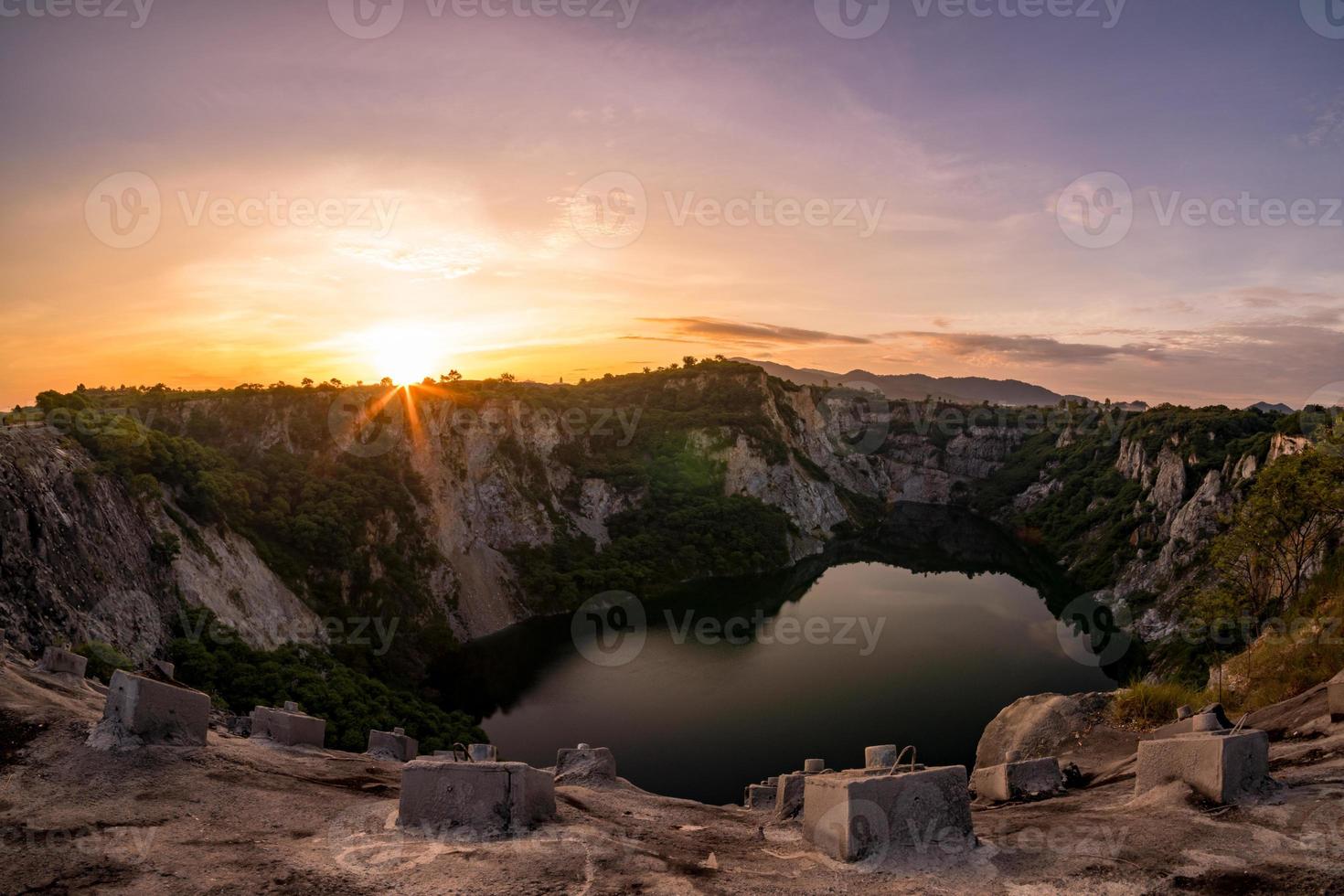 nascer do sol no grand canyon em chonburi, Tailândia. foto