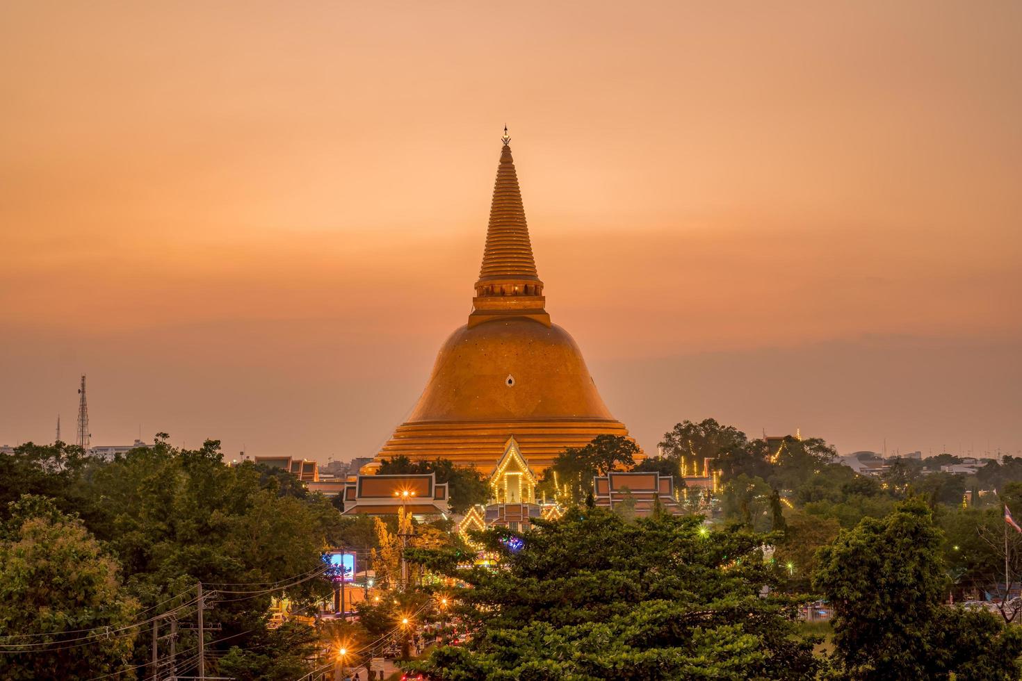 pôr do sol na província de phra pathom chedi nakhon pathom, tailândia foto