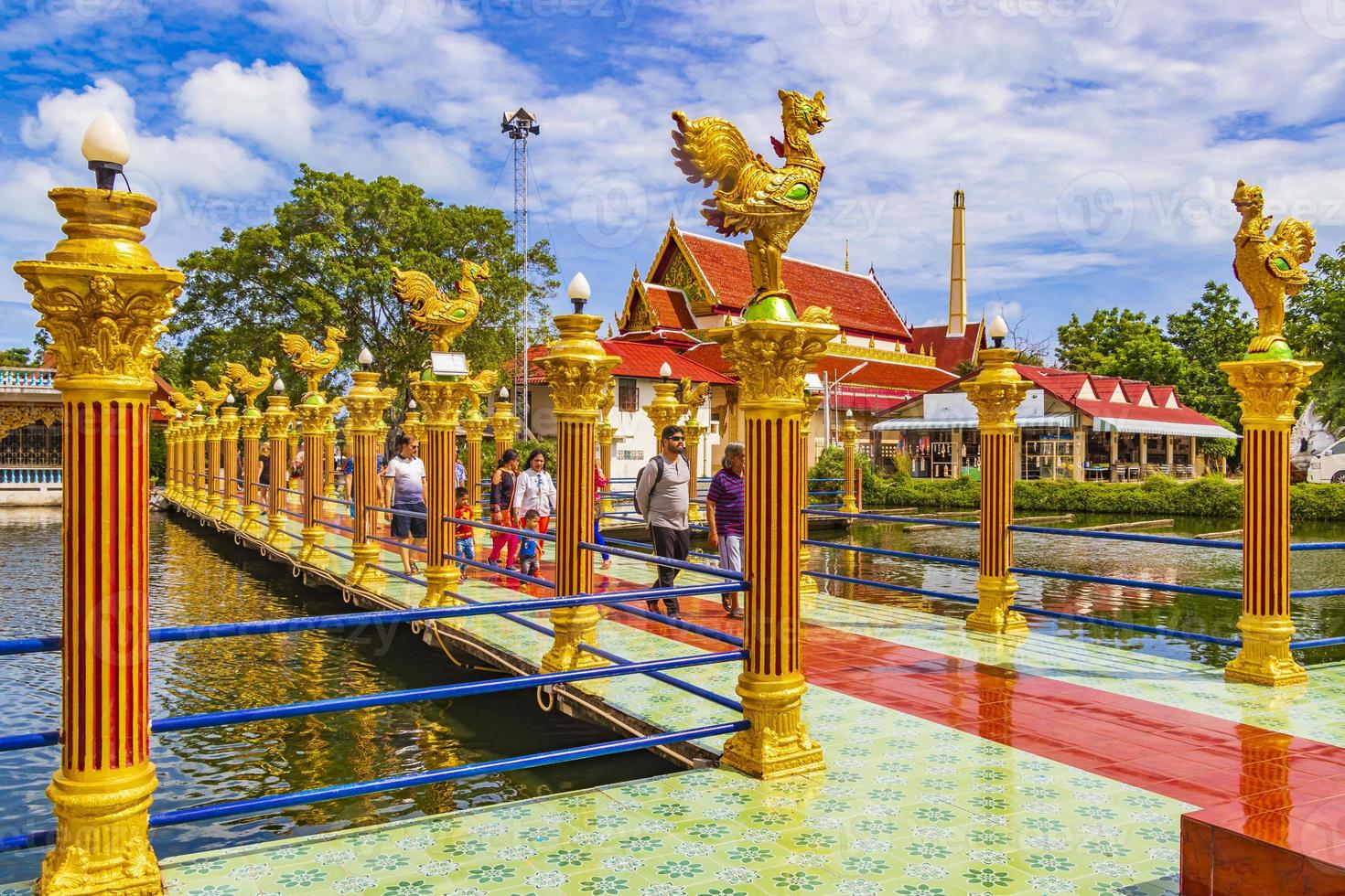 arquitetura colorida no templo wat plai laem na ilha de koh samui, tailândia, 2018 foto