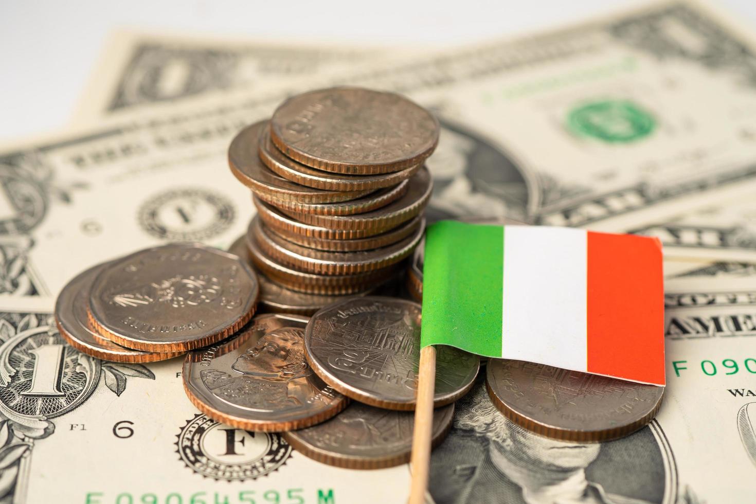 pilha de moedas com a bandeira da Itália em fundo branco. foto