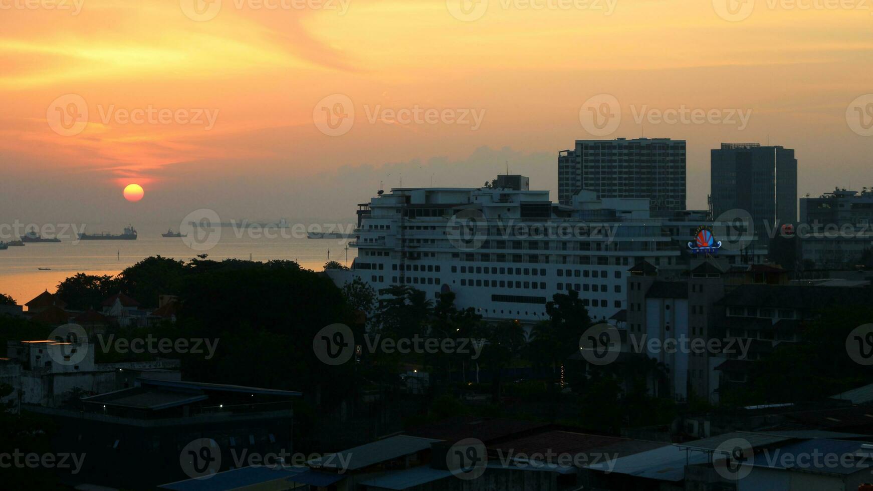 Visão do a pôr do sol a partir de a topo do a construção foto