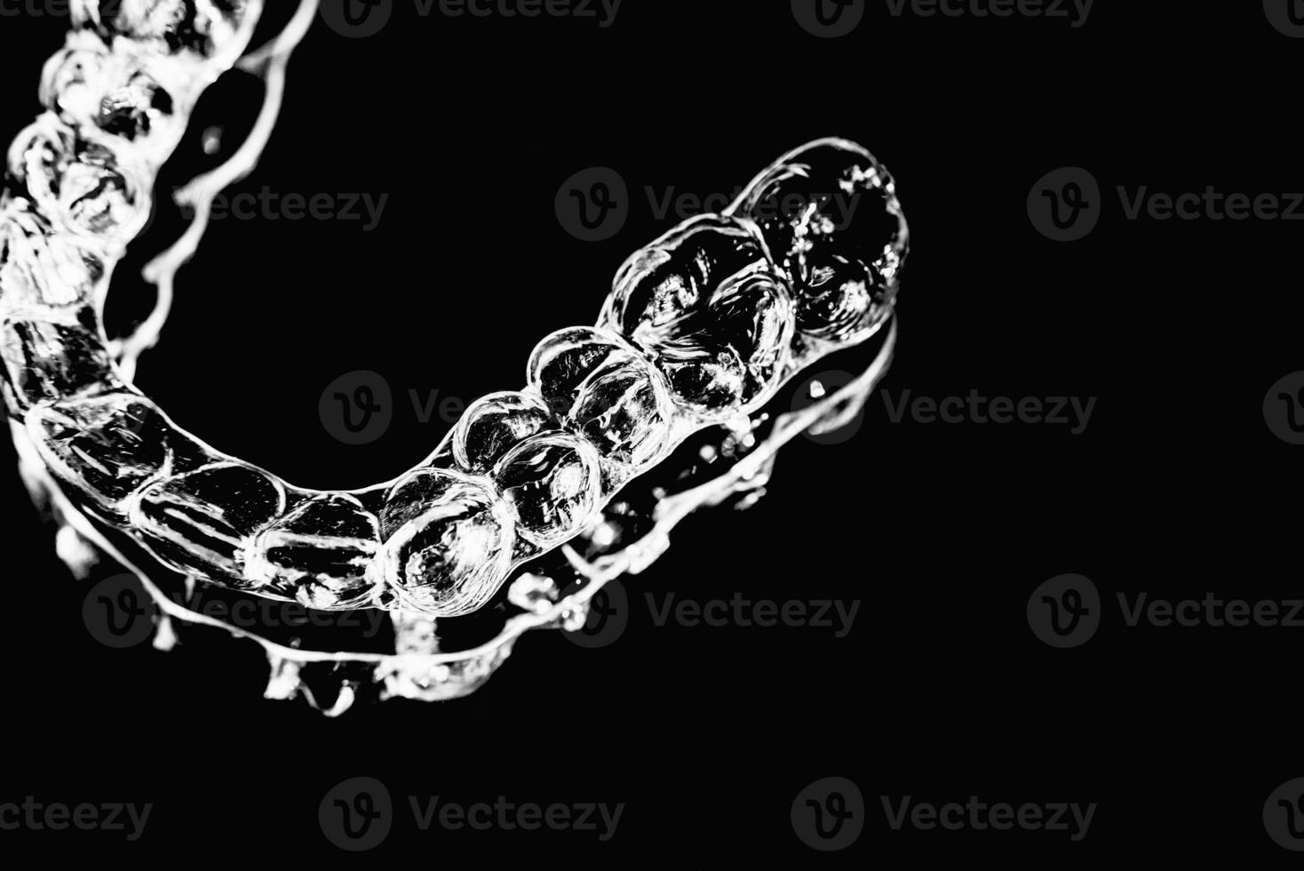 invisível dental dentes colchetes dente alinhadores em Preto fundo. plástico suspensórios odontologia retentores para endireitar dentes. foto