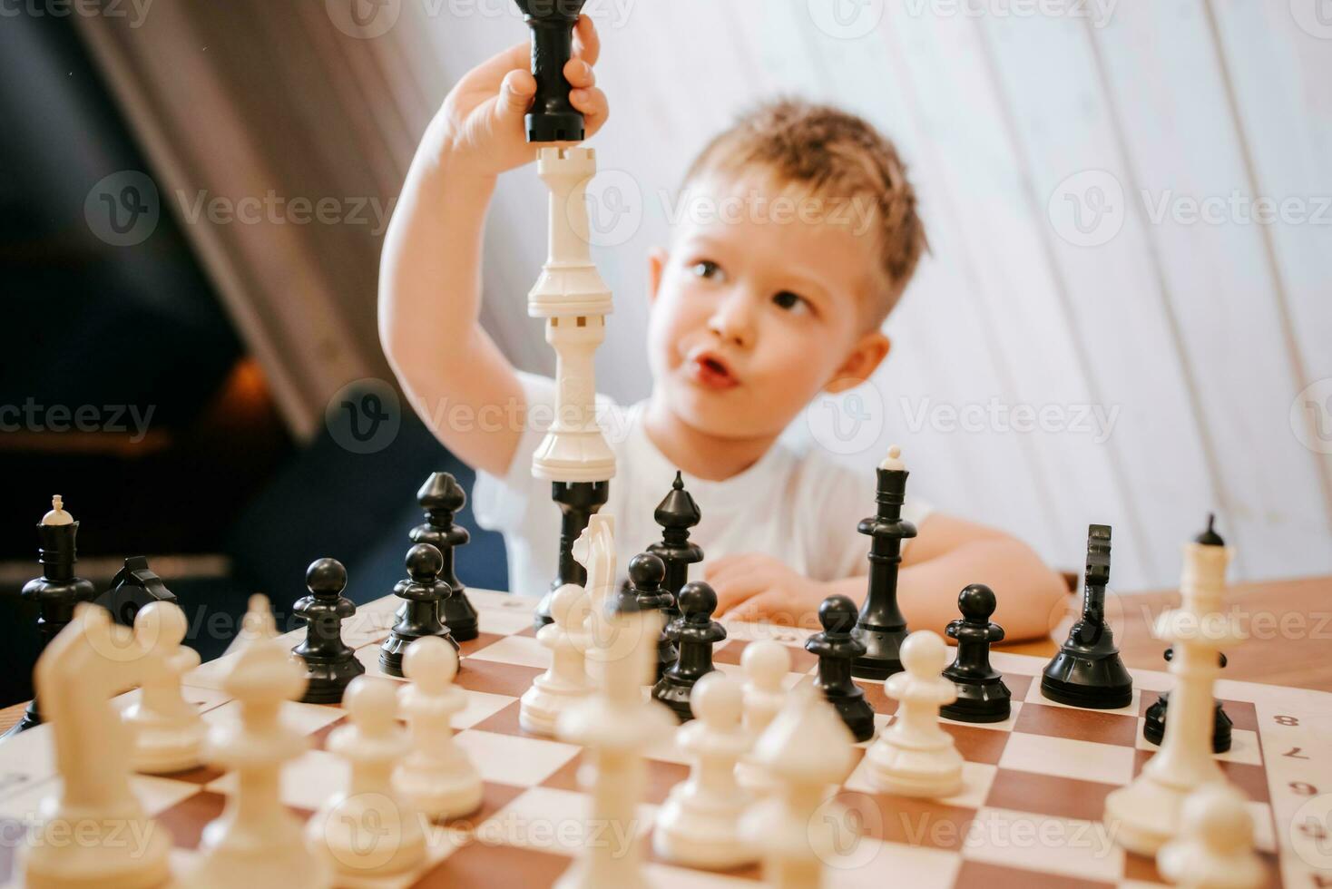criança jogando xadrez às casa às a mesa foto
