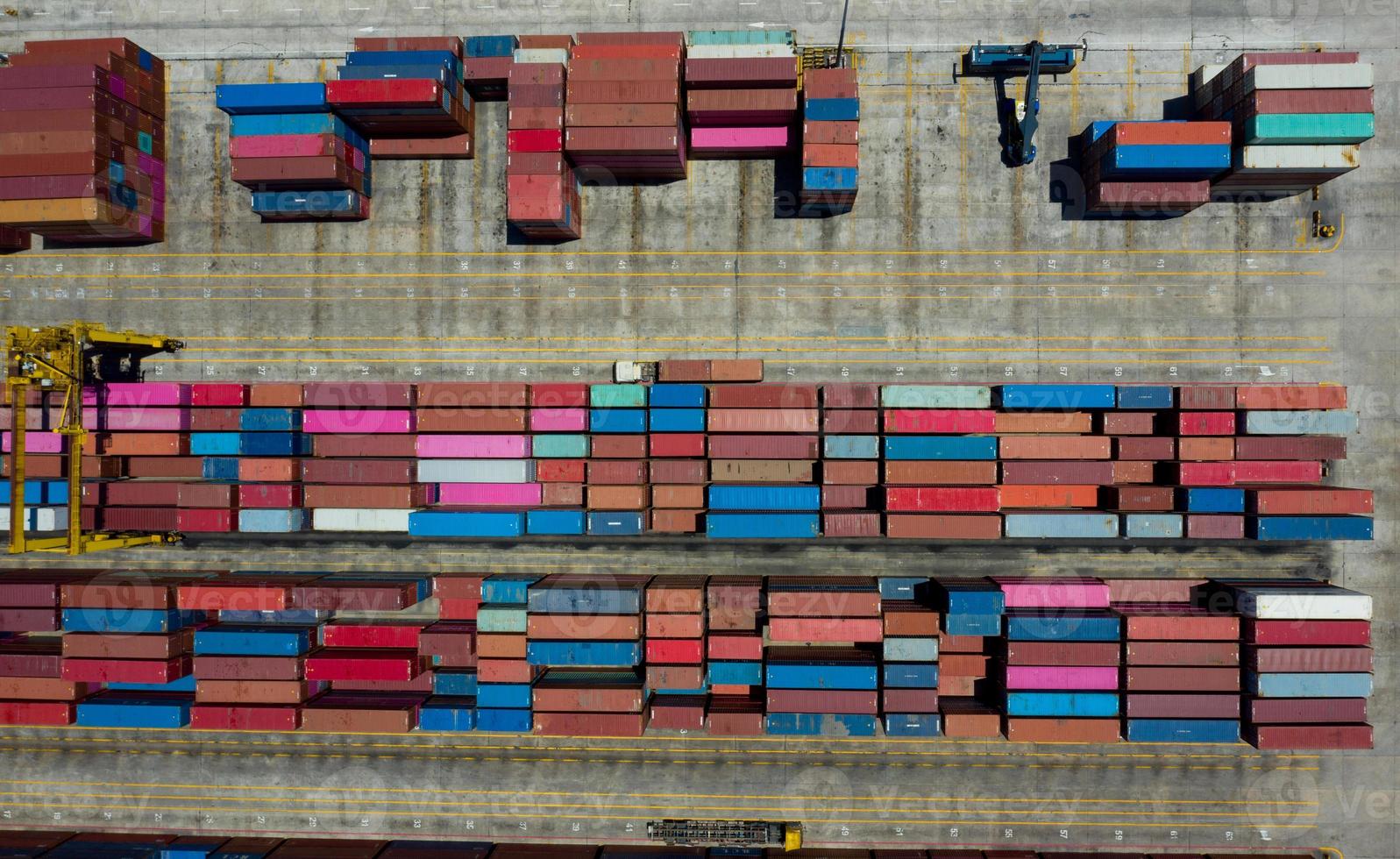 negócios de logística, importação e exportação, frete, vista aérea de contêiner foto