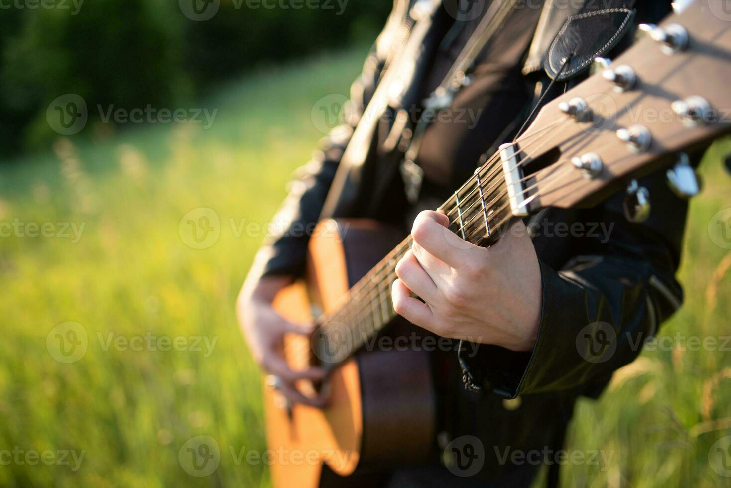 mulher músico jogando acústico guitarra dentro natureza foto