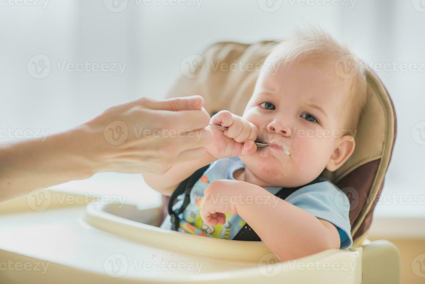 mãe alimentando dela bebê seio mingau dia foto