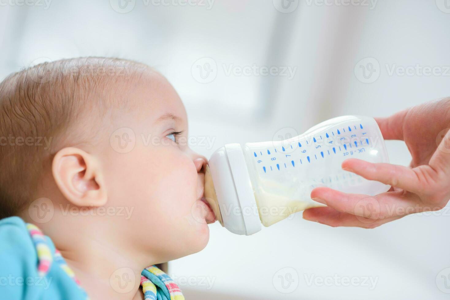 mãe feeds dela nove meses bebê leite casa foto