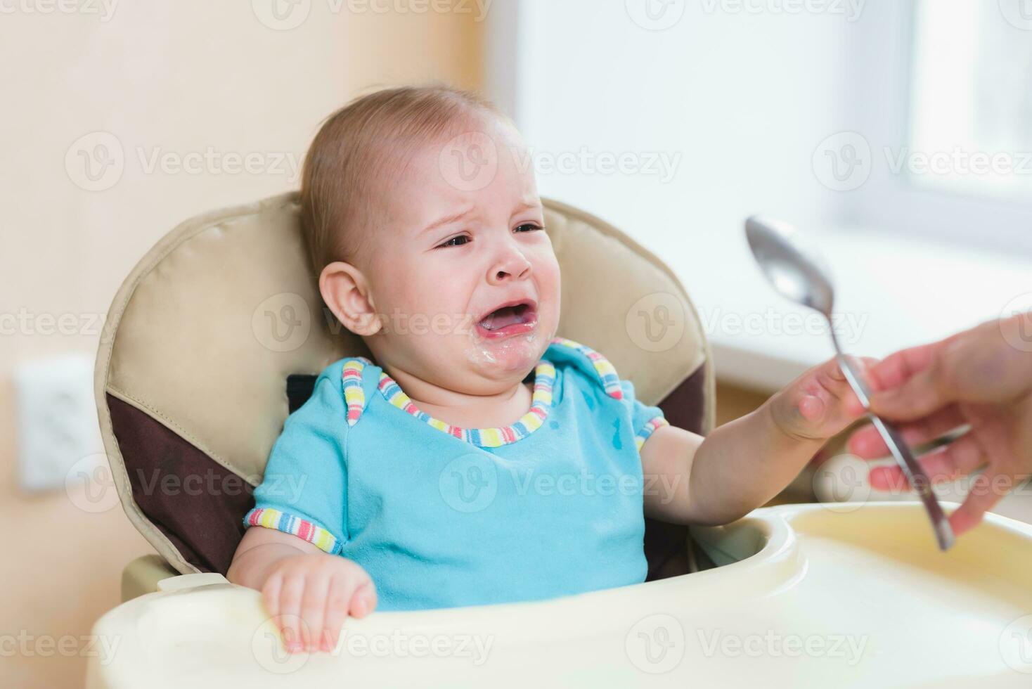 nove bebê chora antes alimentando às casa foto