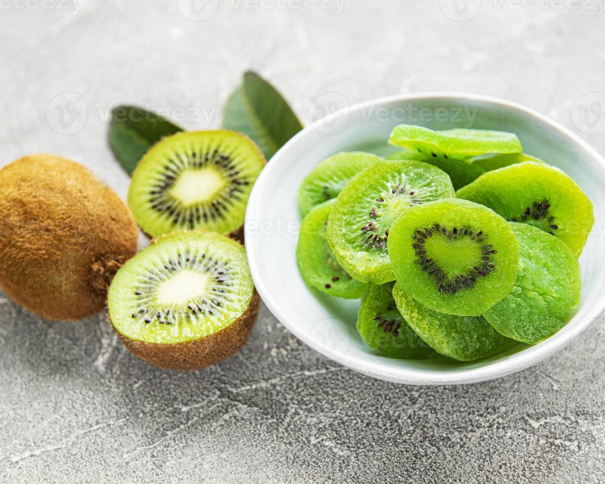 pedaços de kiwi seco foto