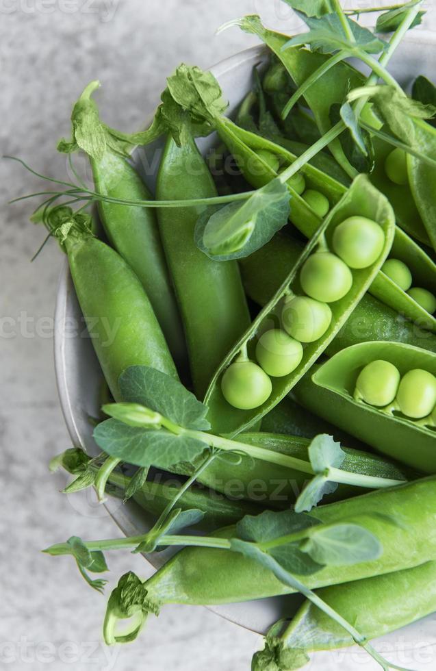 vagens de ervilhas verdes frescas e ervilhas verdes foto