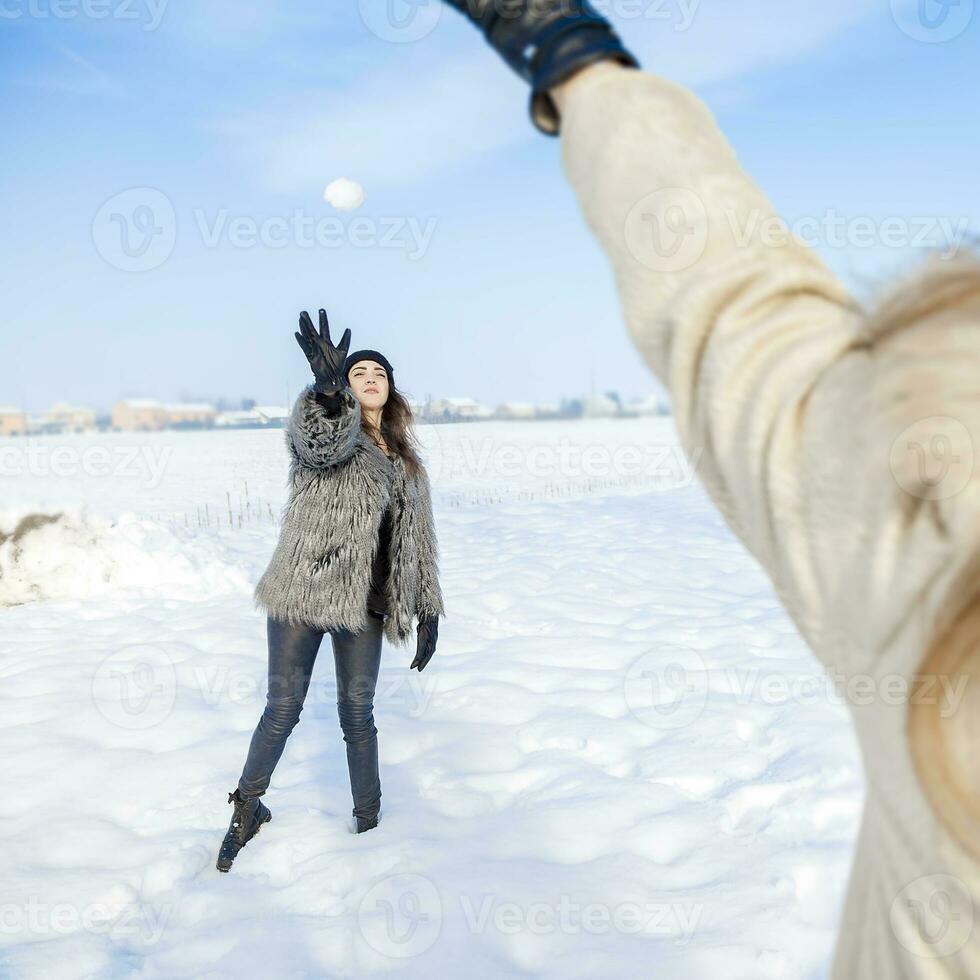 mãe e filha jogar para puxar a neve dentro a país foto