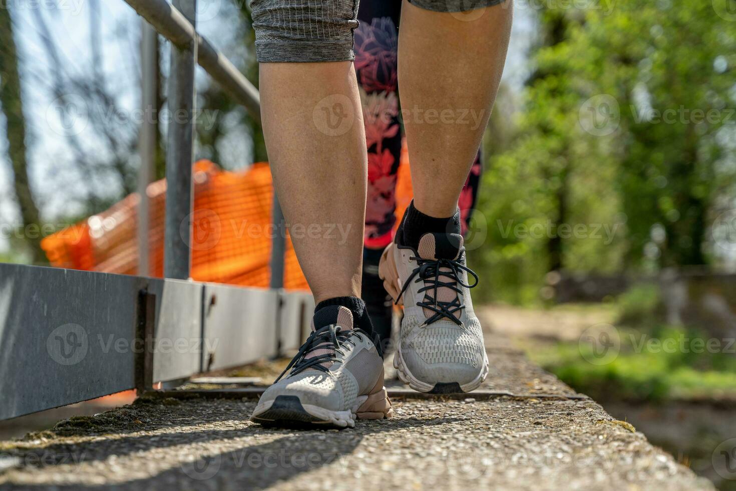 mulheres corrida em uma concreto ponte vestindo roupa de esporte foto