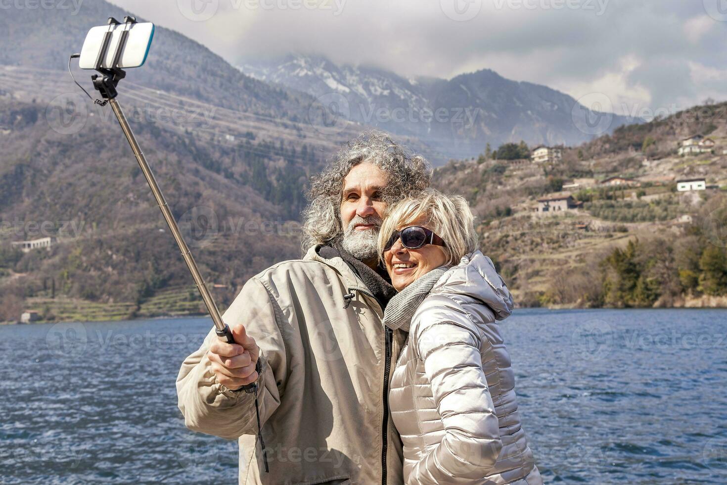 lindo maduro casal leva uma selfie em a doca foto