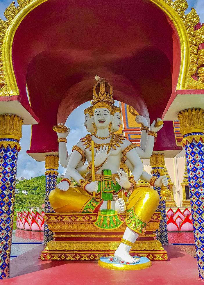 arquitetura colorida e estátuas no templo wat plai laem na ilha koh samui, surat thani, tailândia foto