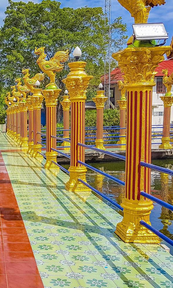 arquitetura colorida e estátuas no templo wat plai laem na ilha koh samui, surat thani, tailândia foto