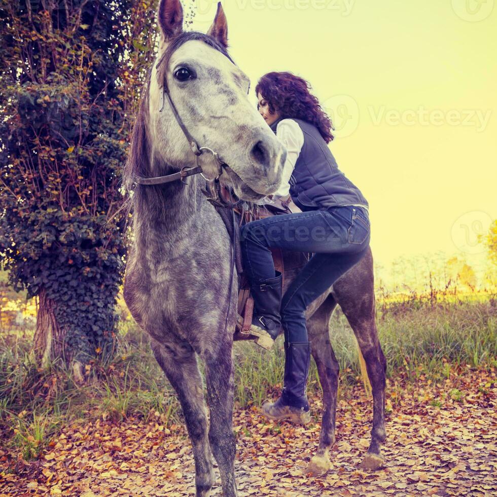 amazona com dele cavalo dentro a campo foto