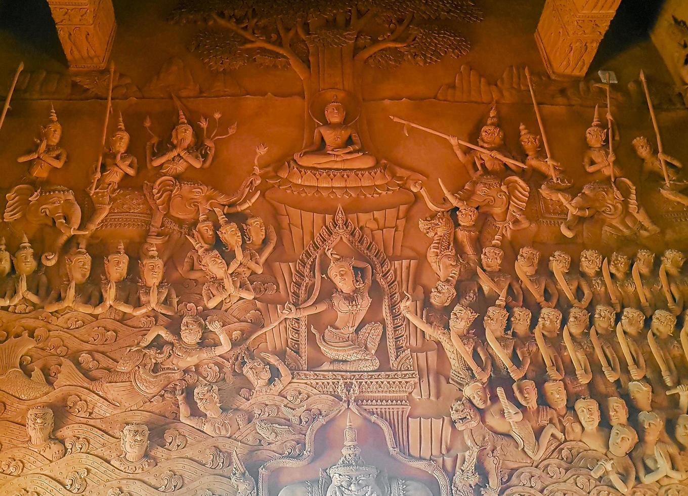 esculturas de parede em oração em wat sila ngu, o templo vermelho, em koh samui, na Tailândia foto