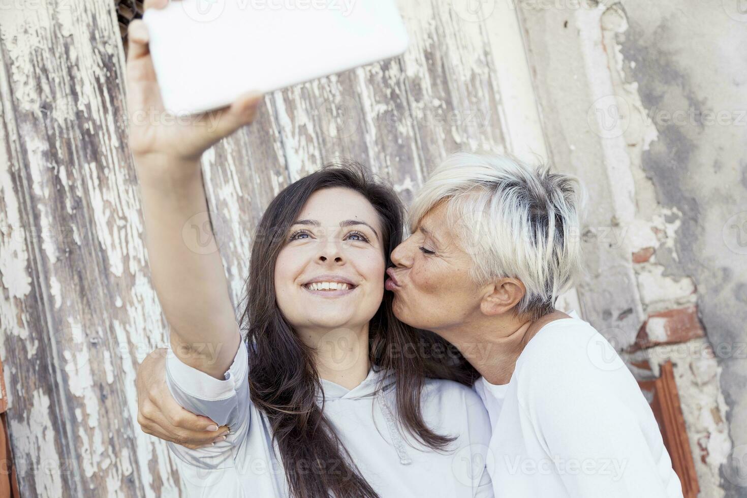 mãe e adulto filha levar uma selfie ao ar livre foto