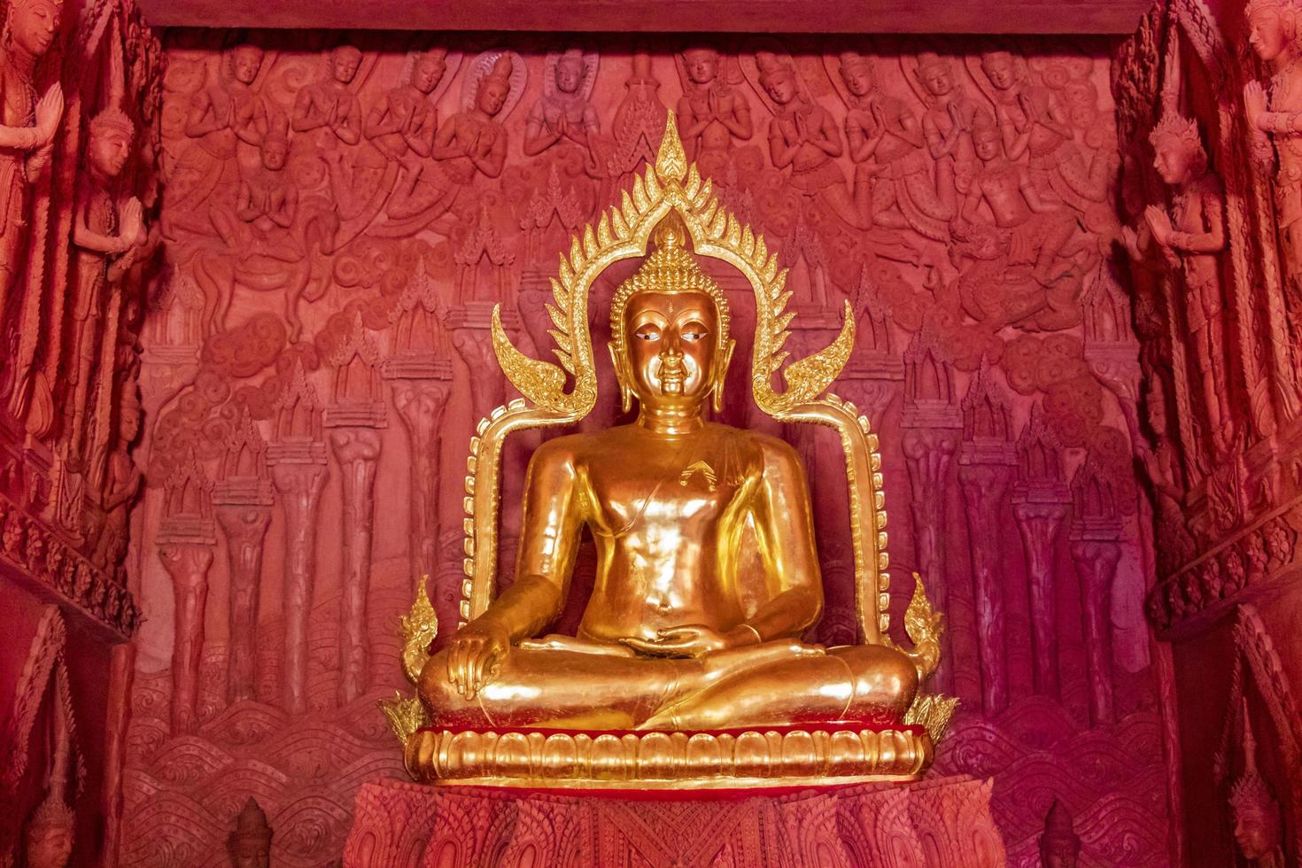 Buda dourado em wat sila ngu, o templo vermelho, em koh samui, tailândia foto