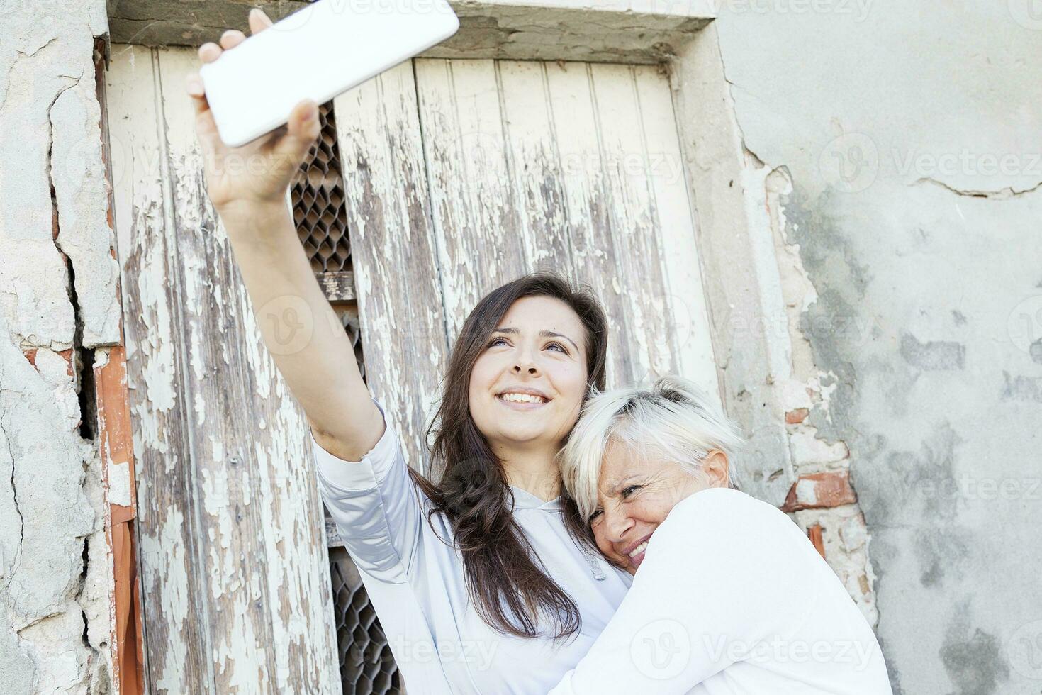 mãe e adulto filha levar uma selfie ao ar livre foto