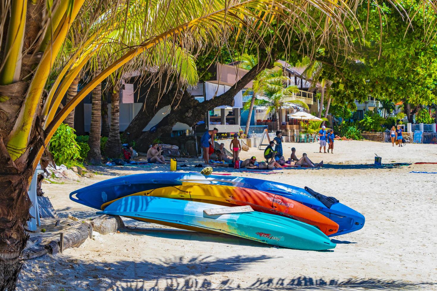 pranchas de surfe e turistas na praia de prata em Koh Samui, Tailândia, 2018 foto