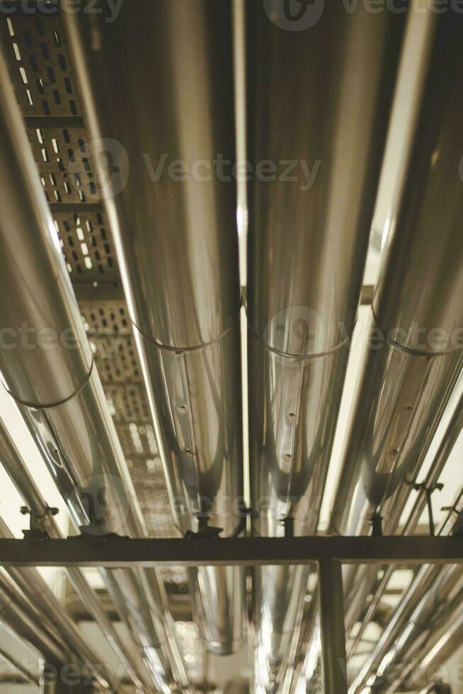 equipamento e tubulação dentro do industrial plantar. fábrica. vários mecanismos e metal tubos. tonificado imagem. foto