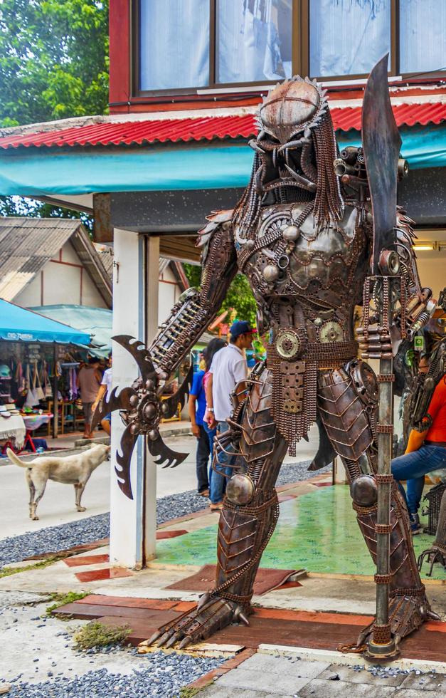 robôs samui feitos de peças de metal em koh samui, tailândia, 2018 foto