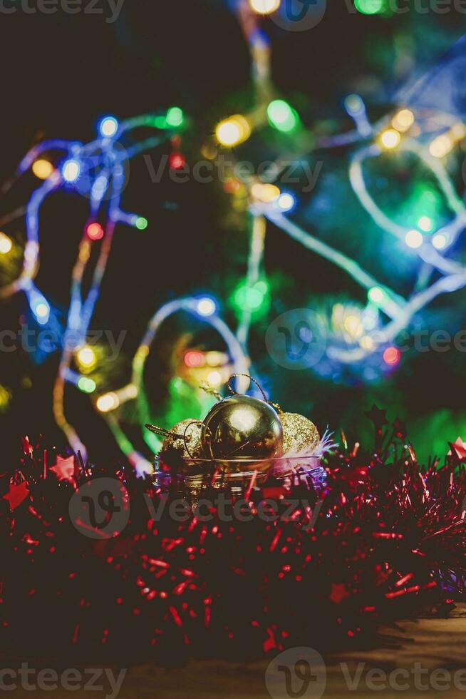 Natal fundo. Novo ano feriado fundo com cópia de espaço. vidro jarra cheio do Natal decoração brinquedos contra natal árvore bokeh luzes foto