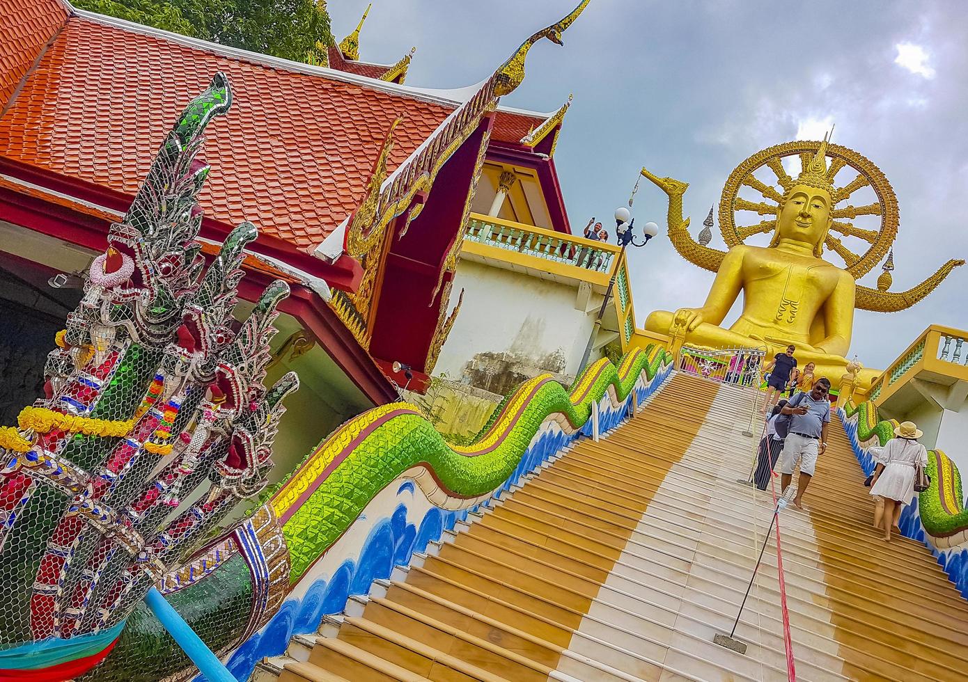 grande estátua de Buda no templo wat phra yai, koh samui, tailândia, 2018 foto