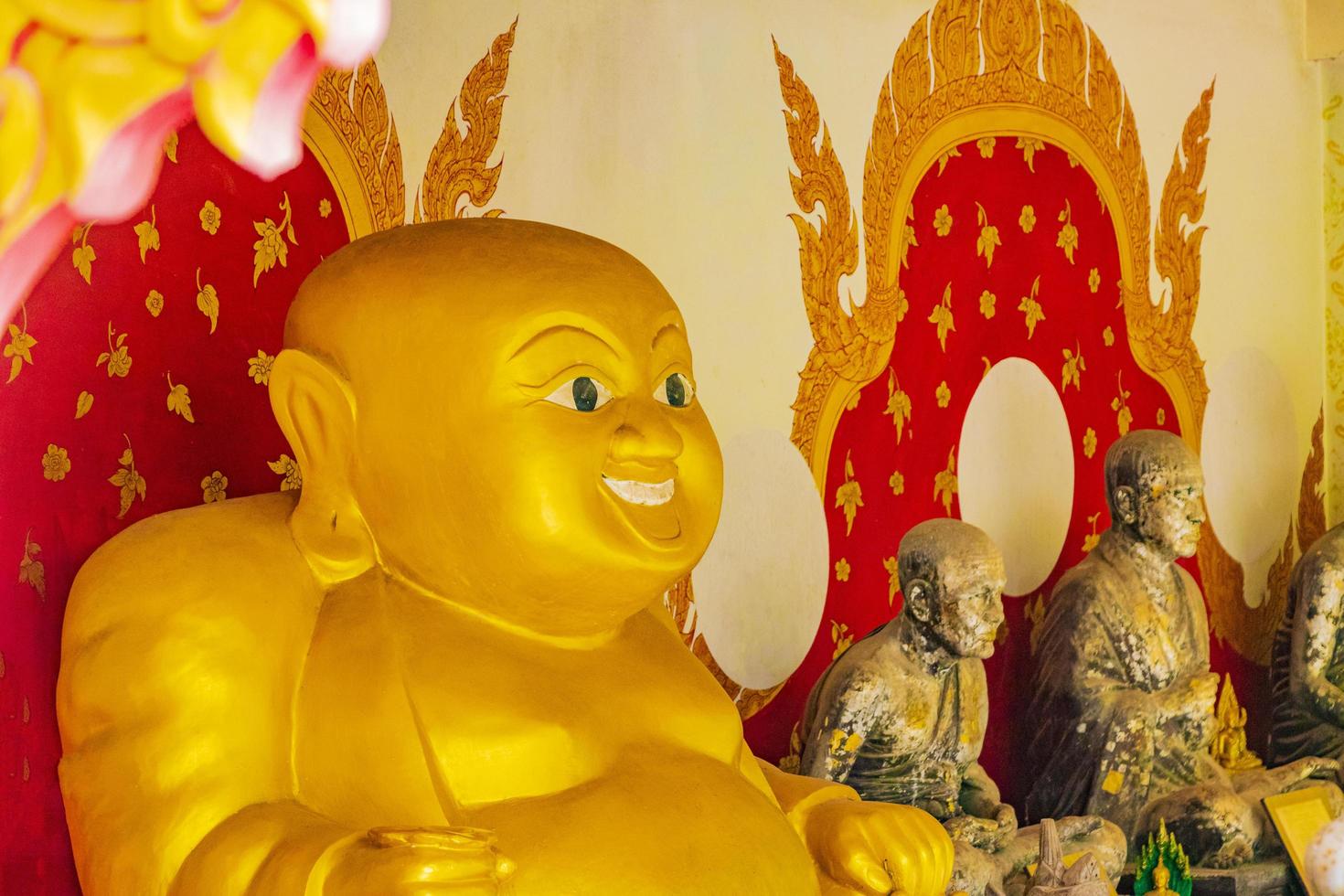 estátua de buda rindo e gorda dourada no templo de wat phra yai, koh samui, tailândia, 2018 foto