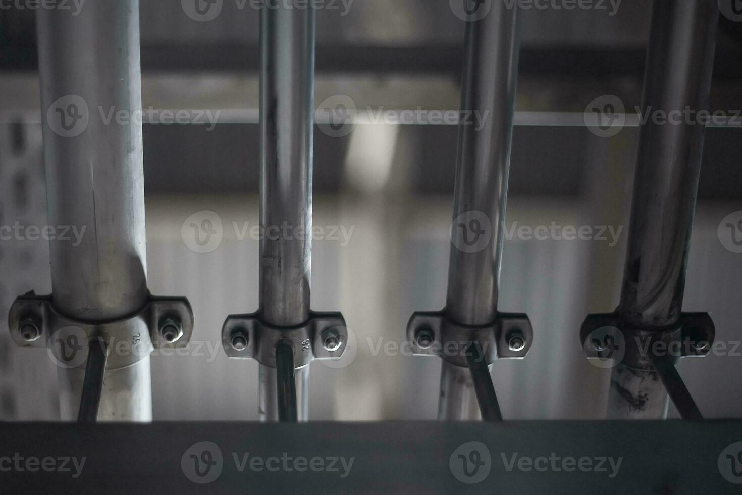 equipamento e tubulação dentro do industrial plantar. fábrica. vários mecanismos e metal tubos. tonificado imagem. foto