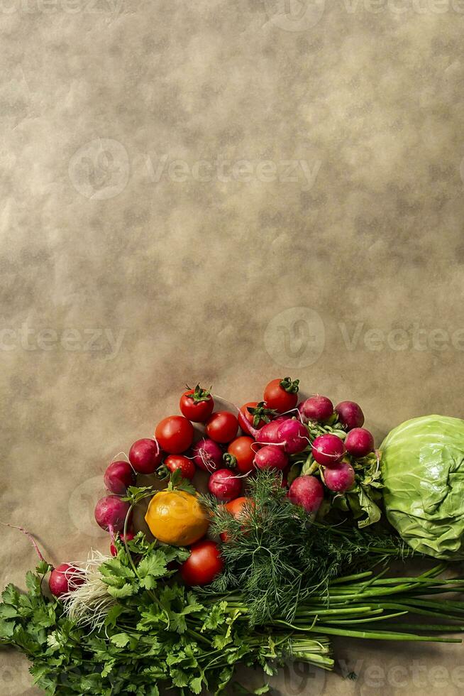 saudável Comida fundo. sortimento do fresco legumes em papel fundo foto