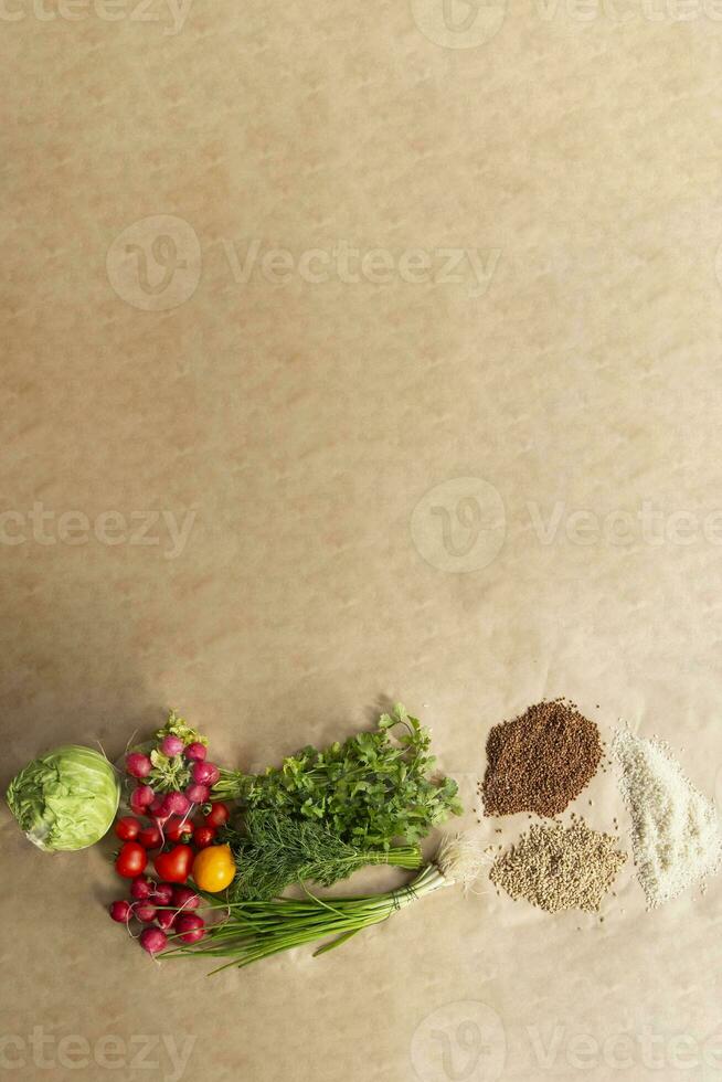 saudável Comida fundo. sortimento do fresco legumes em papel fundo foto