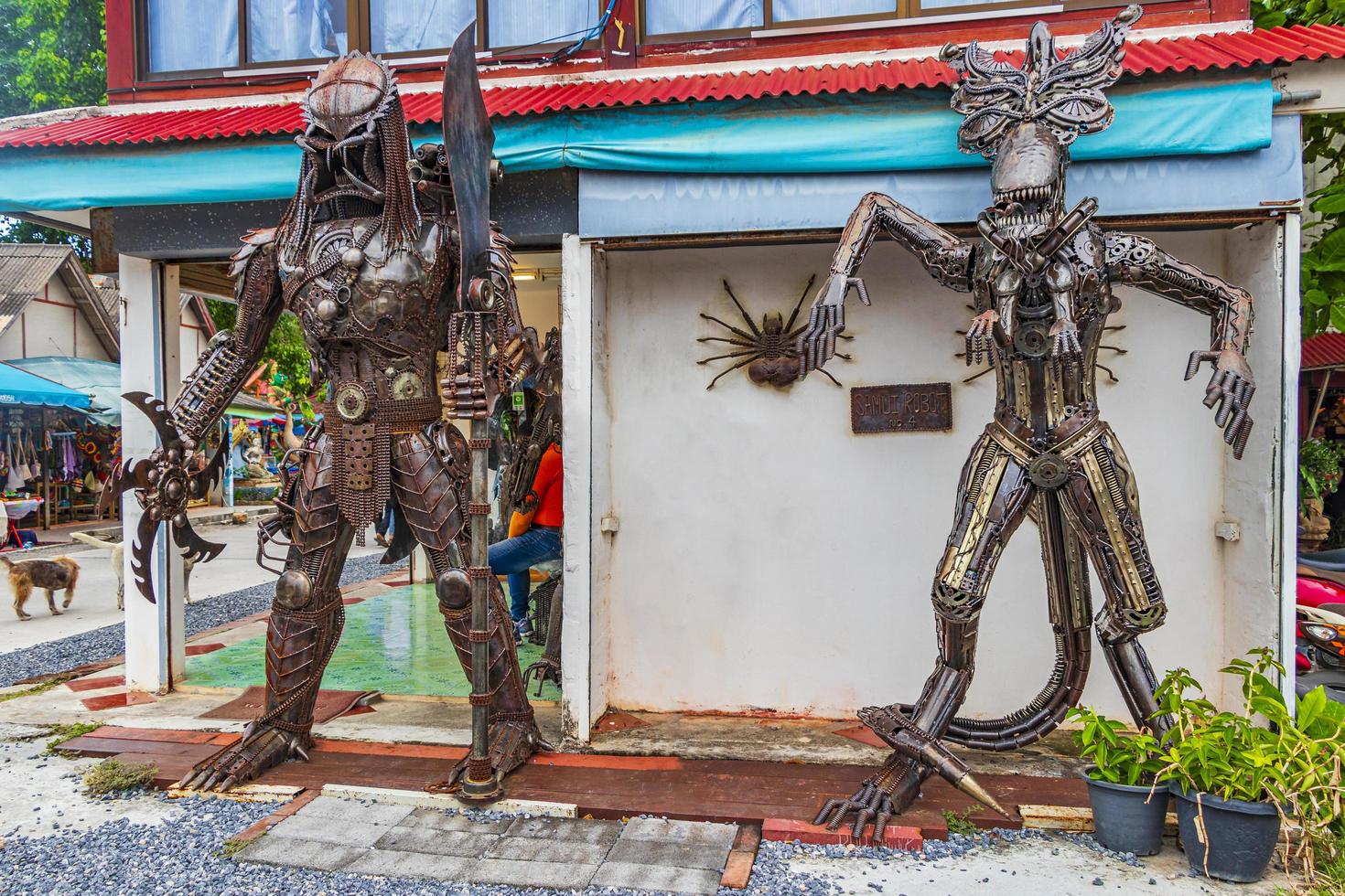 robôs samui feitos de peças de metal em koh samui, tailândia, 2018 foto