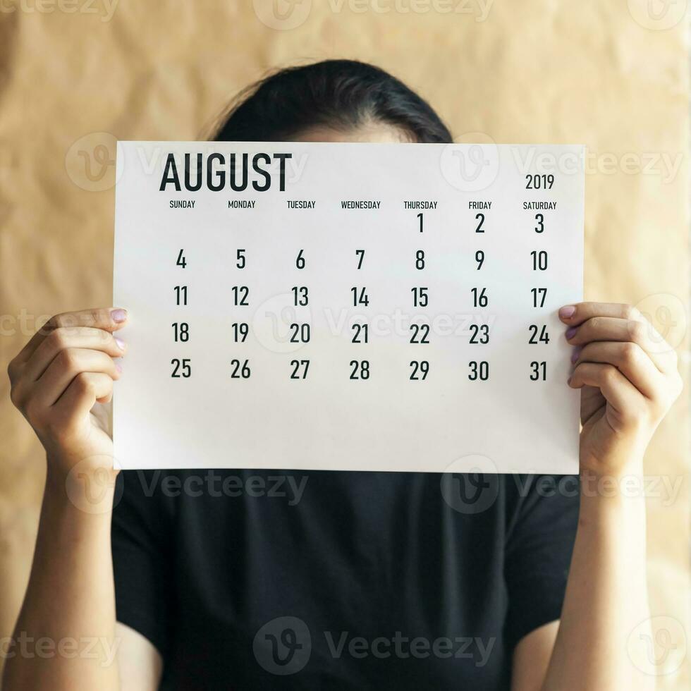 uma mulher segurando simples agosto 2019 calendário foto