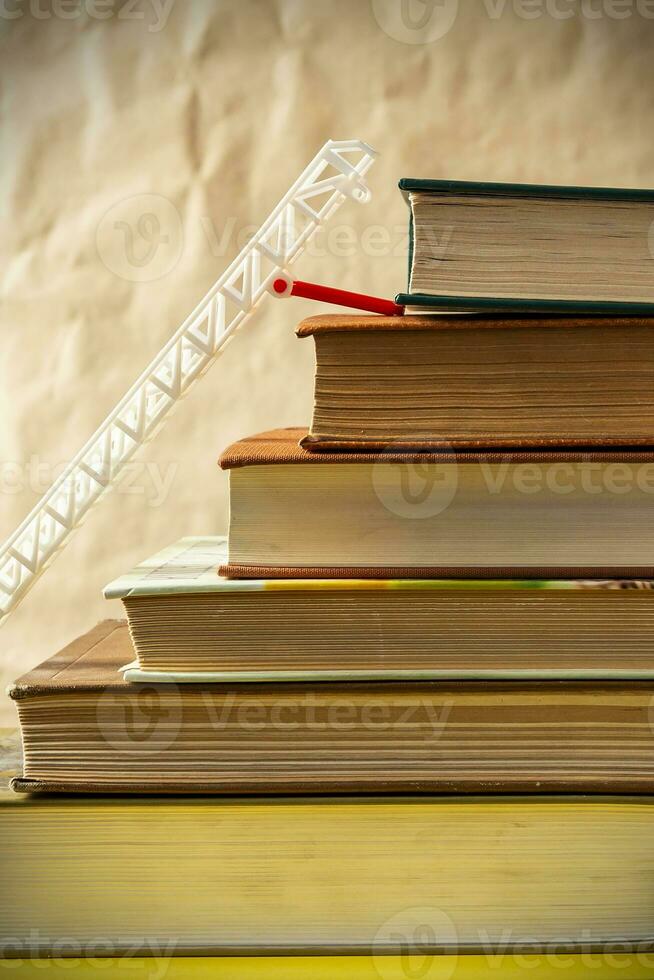 costas para escola conceito. pilha passos escadas do velho livros. brinquedo fogo escadas Como símbolo do crescimento foto